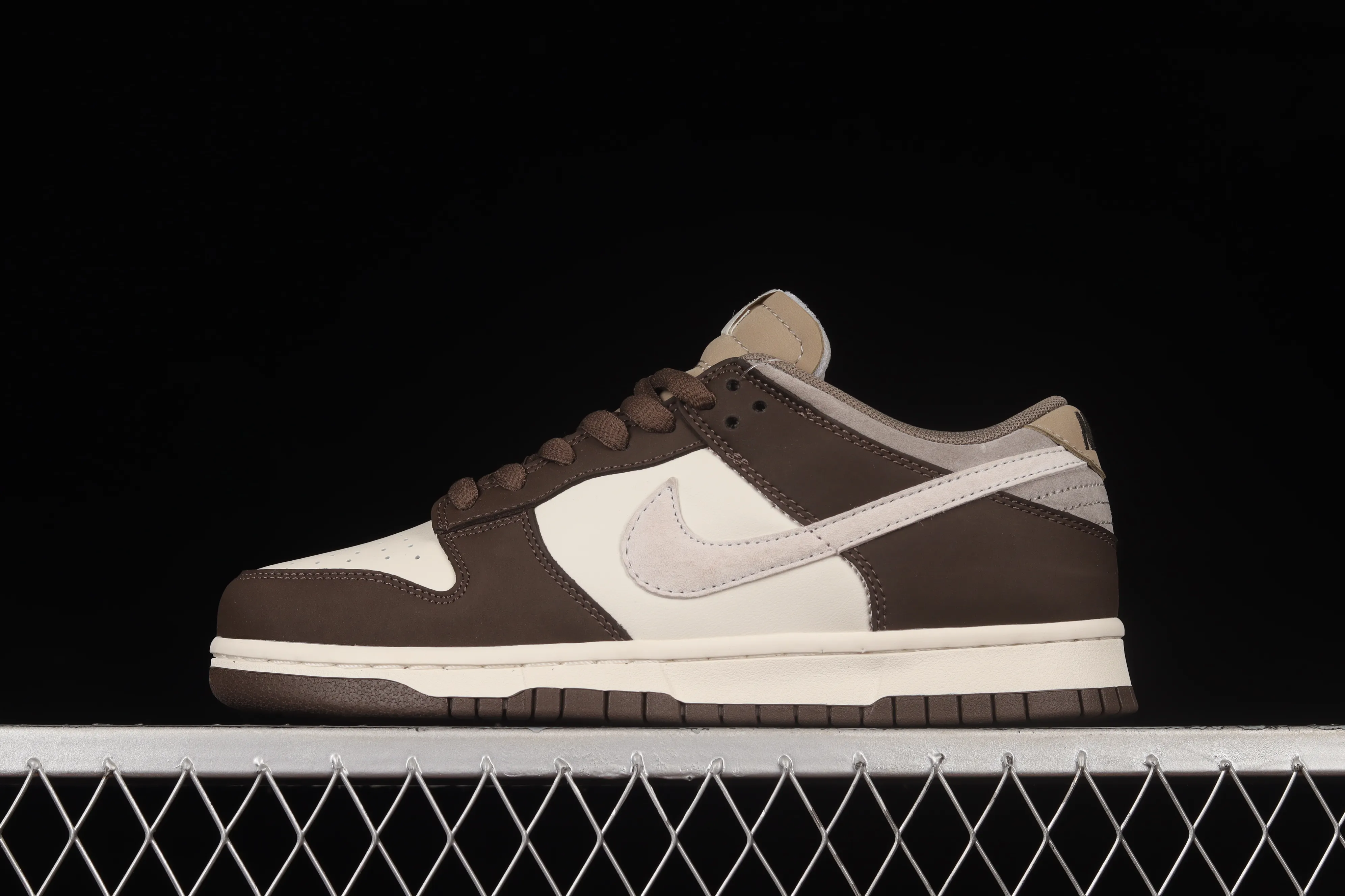All Categories Nk SB Dunk Series Nk SB Dunk Low Low-top sneakers F version Otomo Katsuhiro x NK SB Dunk Low "Steamboy OST" Otomo Katsuhiro co-branded SB low-top sports and leisure sneakers LF0039-001